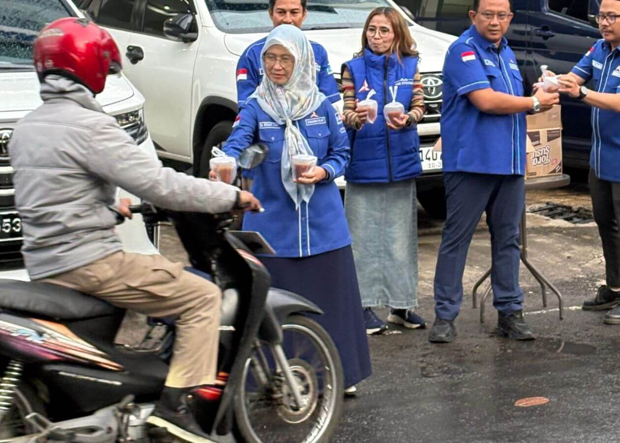 Ketua Demokrat Jabar Anton Sukartono Suratto Pimpin Aksi Takjil Gratis Hari Pertama Ramadan