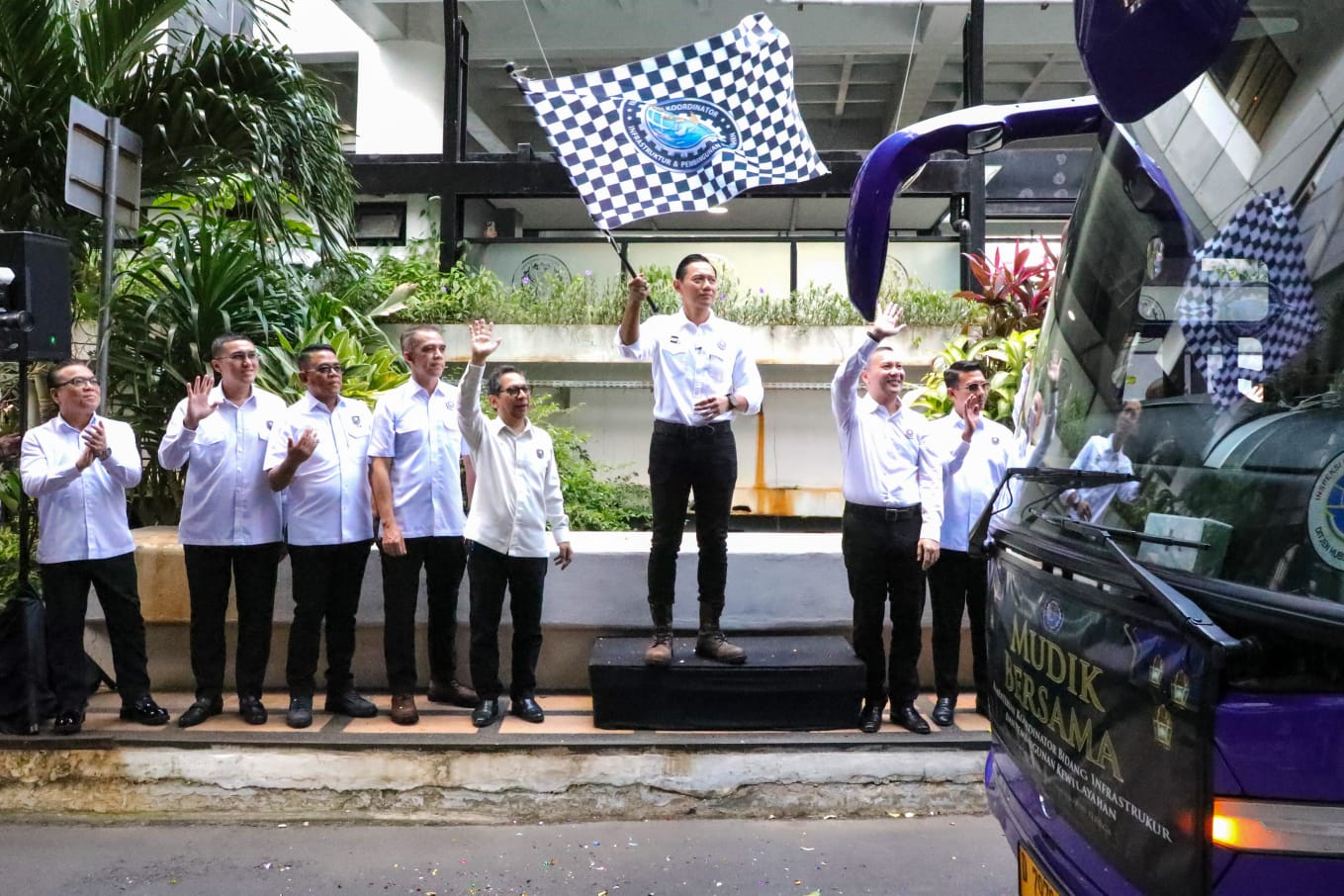 Lepas Mudik Bersama Kemenko Infra, Menko AHY Tekankan Keselamatan dan Kekeluargaan