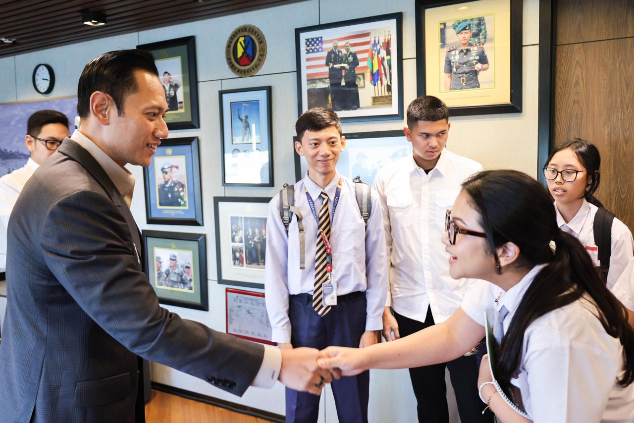 Menerima Perwakilan Siswa Labschool Cireundeu, Menko AHY Tekankan Kepemimpinan Generasi Muda dan Manfaat Infrastruktur