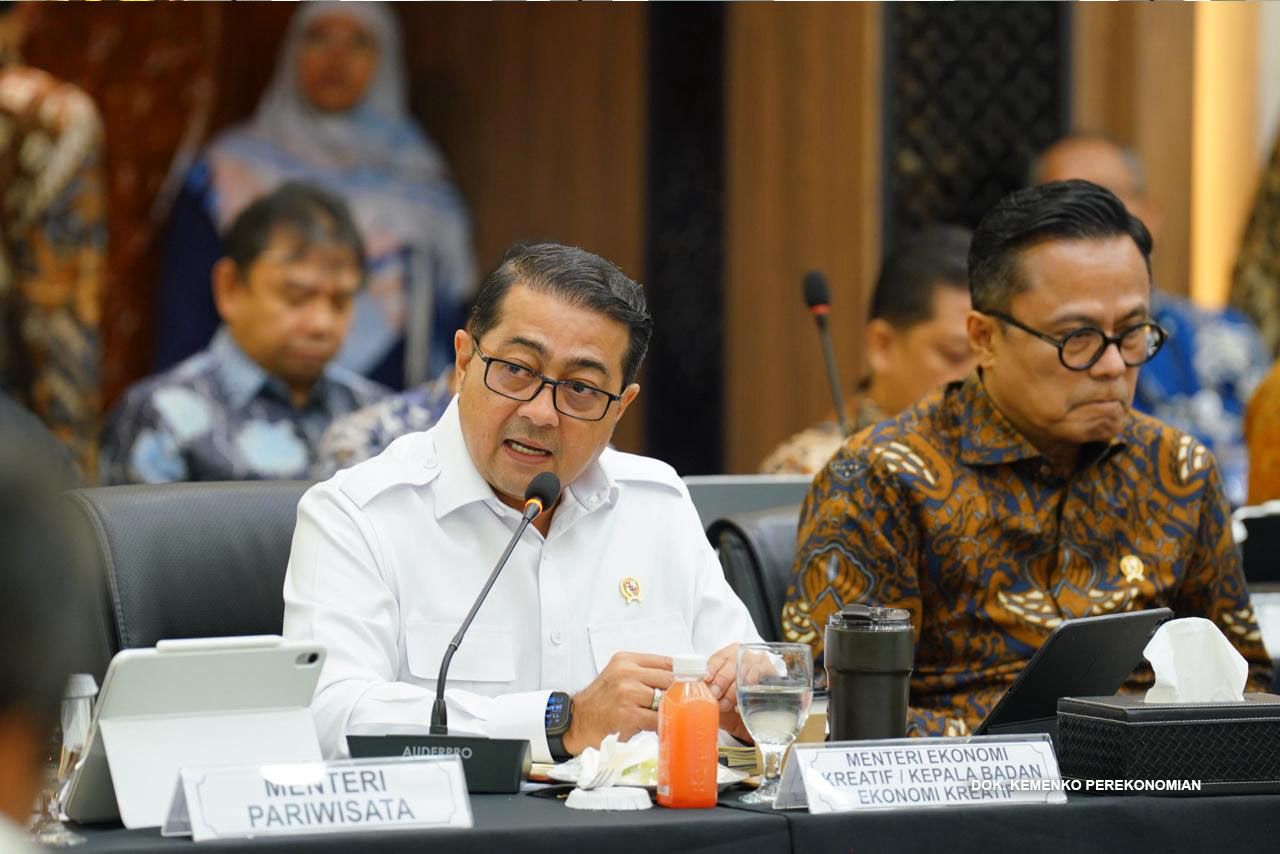 Menteri Ekonomi Kreatif, Teuku Riefky Harsya, menghadiri rapat pertama Satuan Tugas (Satgas) Percepatan Program Pemerintah untuk Mendukung Peningkatan Pertumbuhan Ekonomi