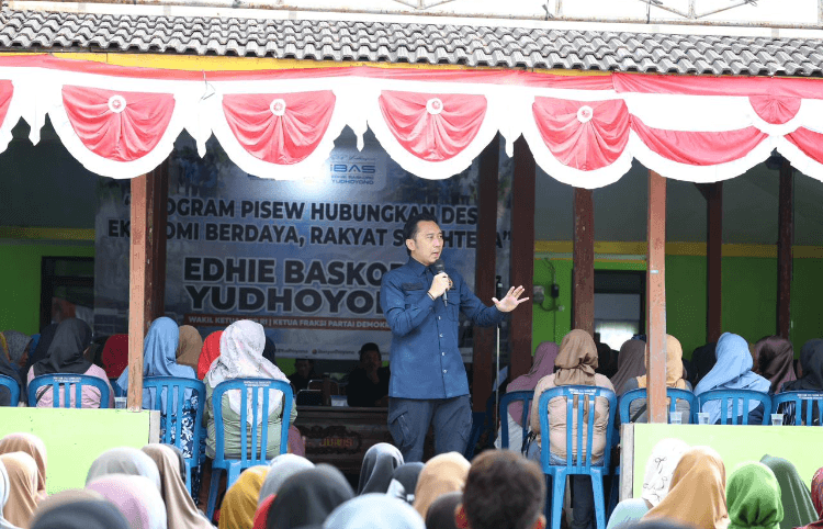 Ibas Resmikan Jalan Penghubung Desa Ngile–Bubakan melalui Program PISEW