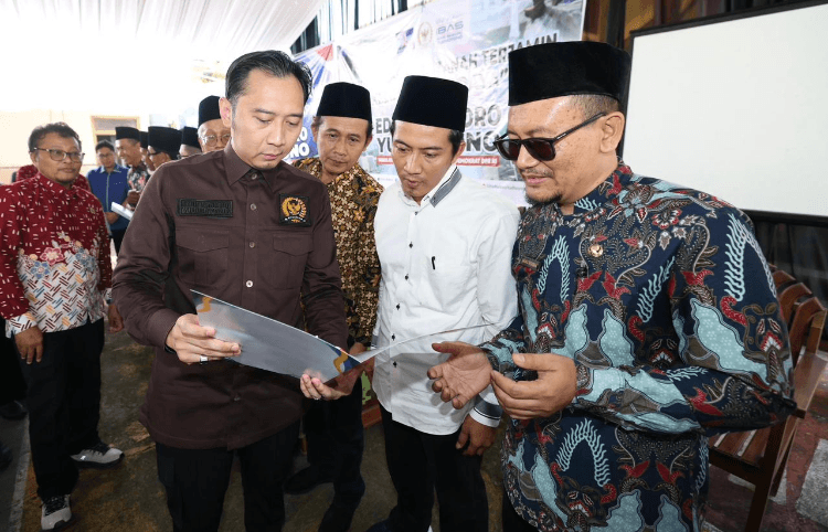 Ibas Serahkan Sertifikat Tanah Wakaf kepada Warga Sukowetan Trenggalek