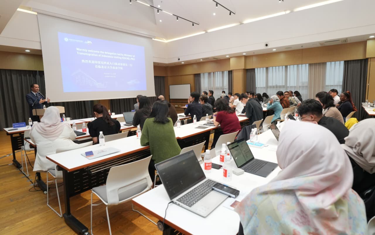 Menteri Transmigrasi Paparkan Pengembangan Industri di Luar Jawa di Peking University